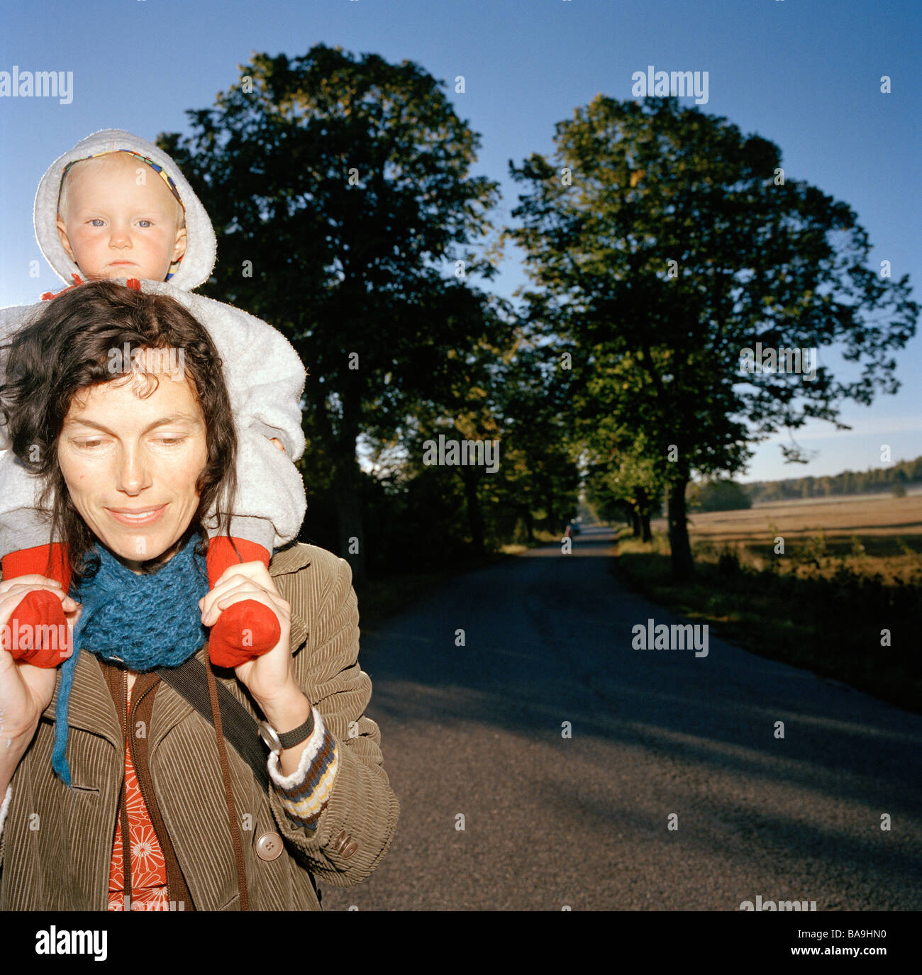 Mère portant sa fille sur son dos, Soderkoping, Suède. Banque D'Images