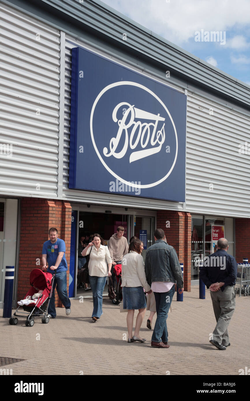 Shoppers à Boots the Chemist pharmacy store, Festival Retail Park, Stoke-on-Trent Banque D'Images