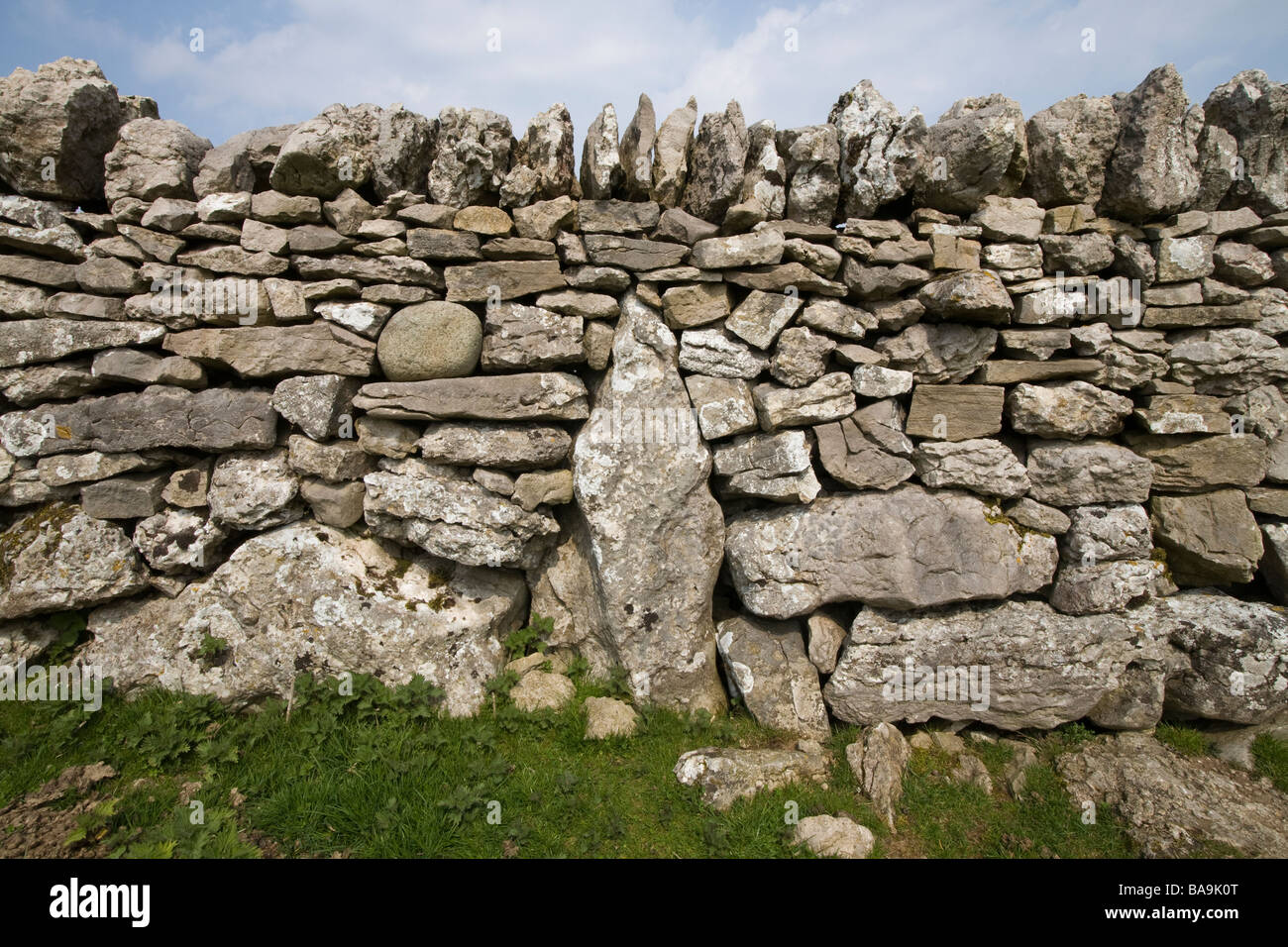 Close up of dry stone wall fait de lapiez, montrant interlocking grande pierre, Cumbria, Angleterre Banque D'Images
