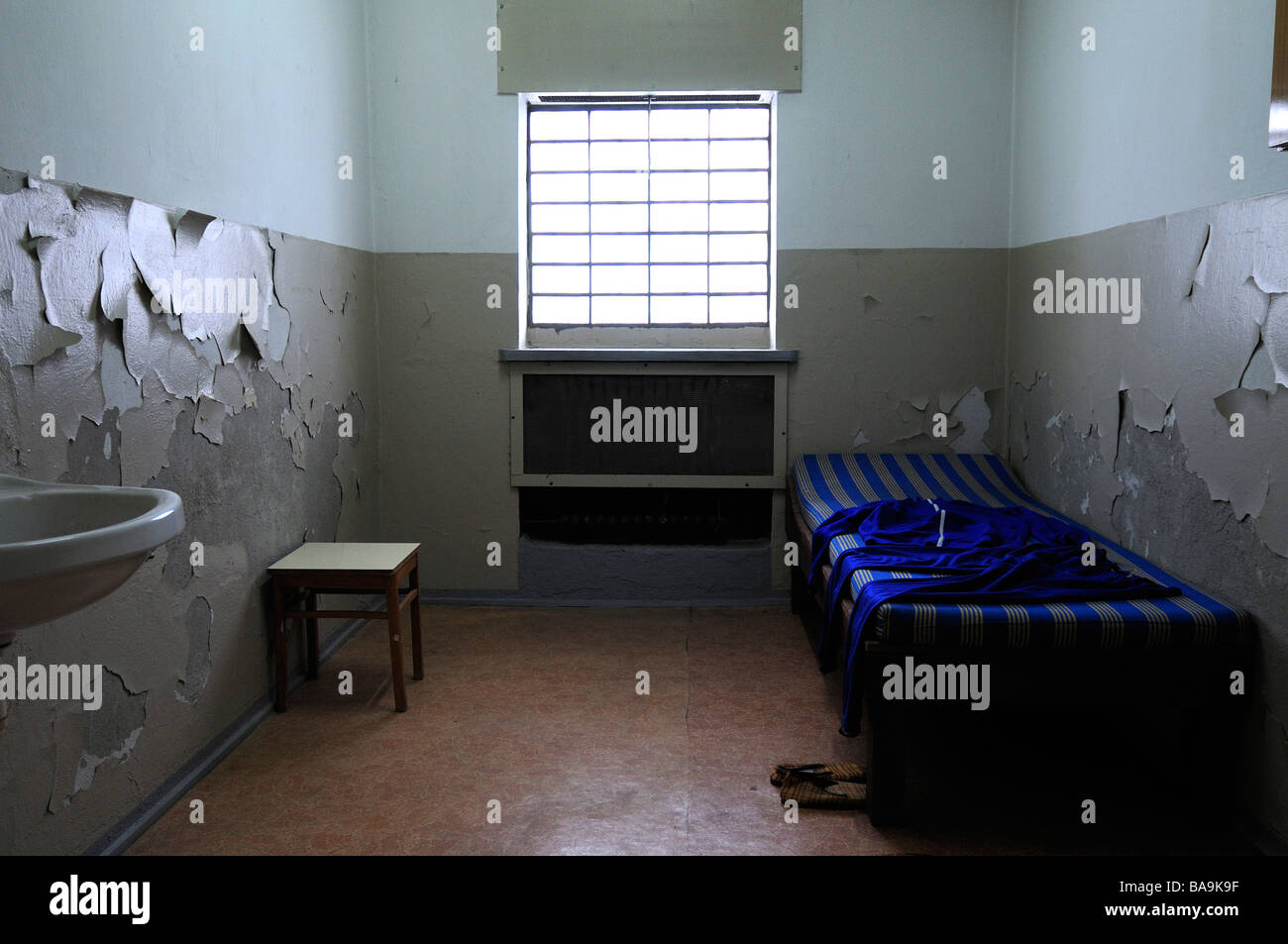 Cellule de prison, l'ex-Allemagne de l'Est de la prison de Hohenschönhausen, Berlin, Allemagne Banque D'Images