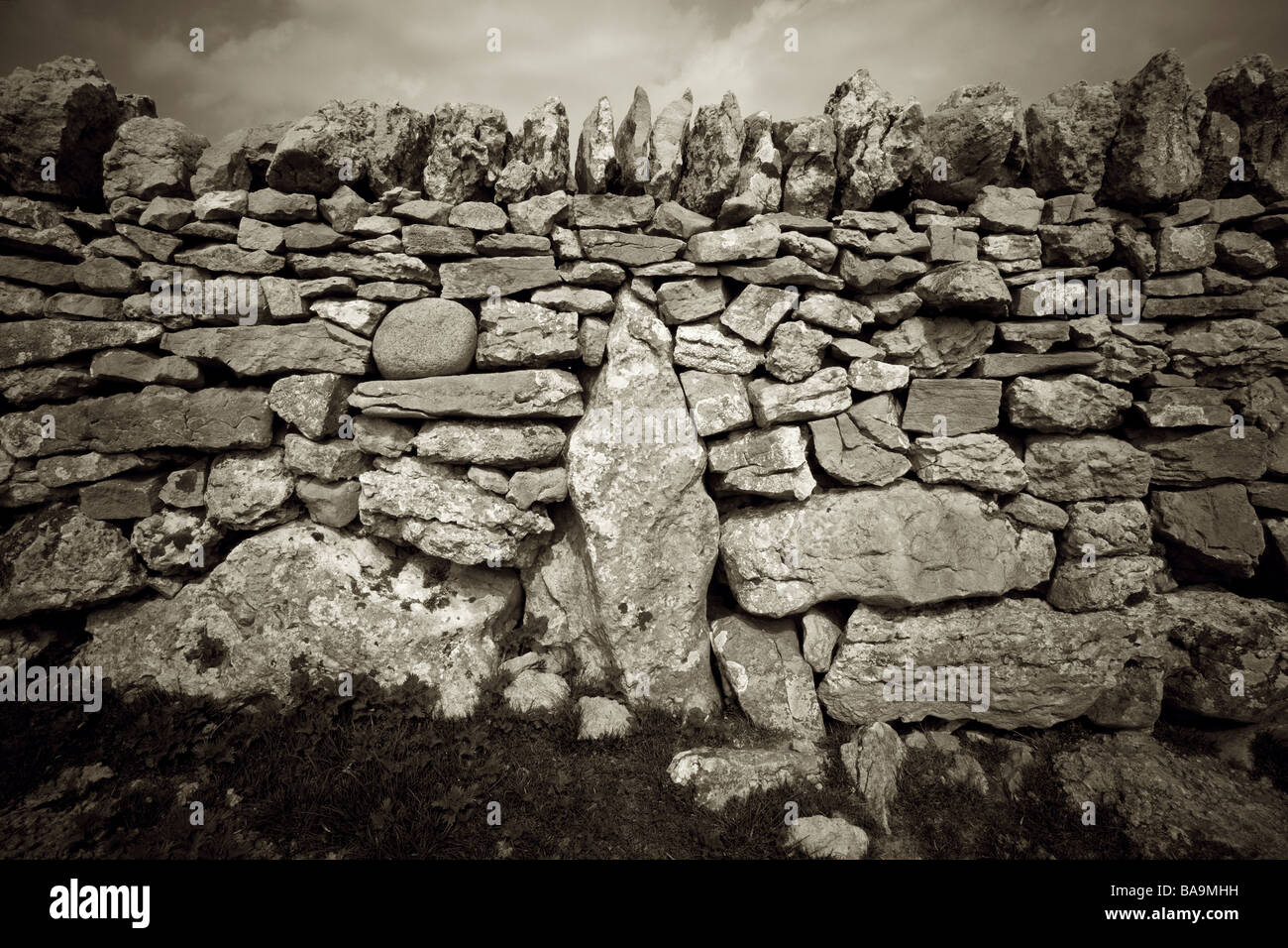 Sepia rapprochée sur mur en pierre sèche à base de lapiez, montrant interlocking grande pierre, Cumbria, Angleterre Banque D'Images