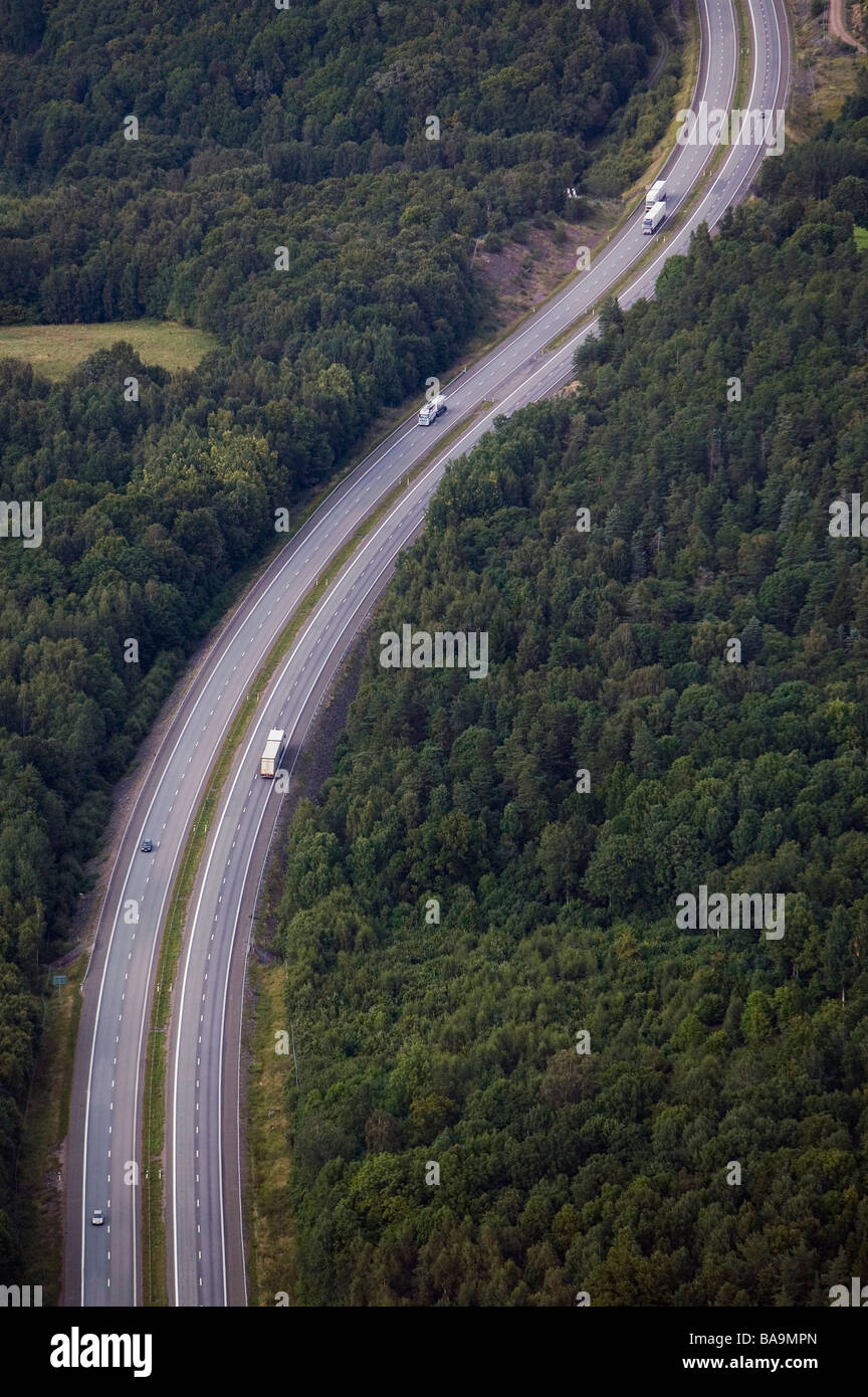 Camions sur une route de campagne Océan Suède Banque D'Images