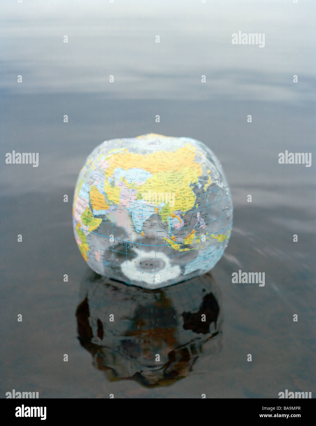 Un ballon de plage avec le globe, Smaland, Suède. Banque D'Images