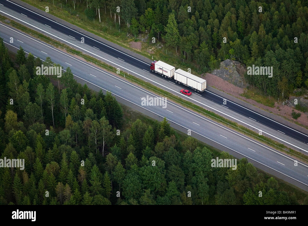 Un camion sur une route de campagne Océan Suède Banque D'Images
