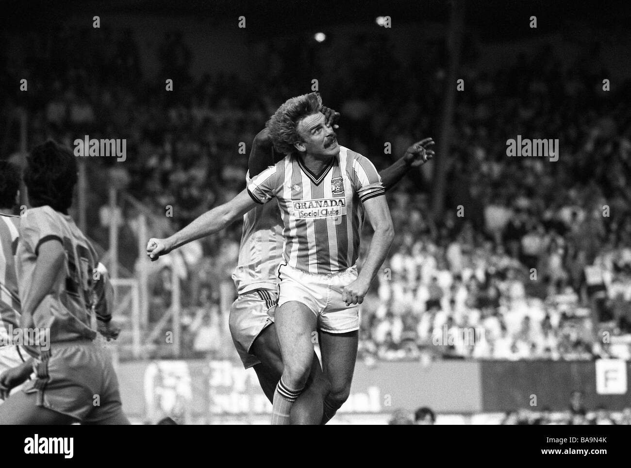 Ville de Coventry V Aston Villa à Highfield Road 41086 Coventry defender Brian Kilcline obtient une zone dans l'oeil Banque D'Images