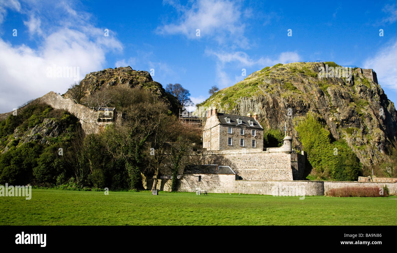 Château de Dumbarton et Dumbarton rock, West Dumbartonshire, en Écosse. Banque D'Images