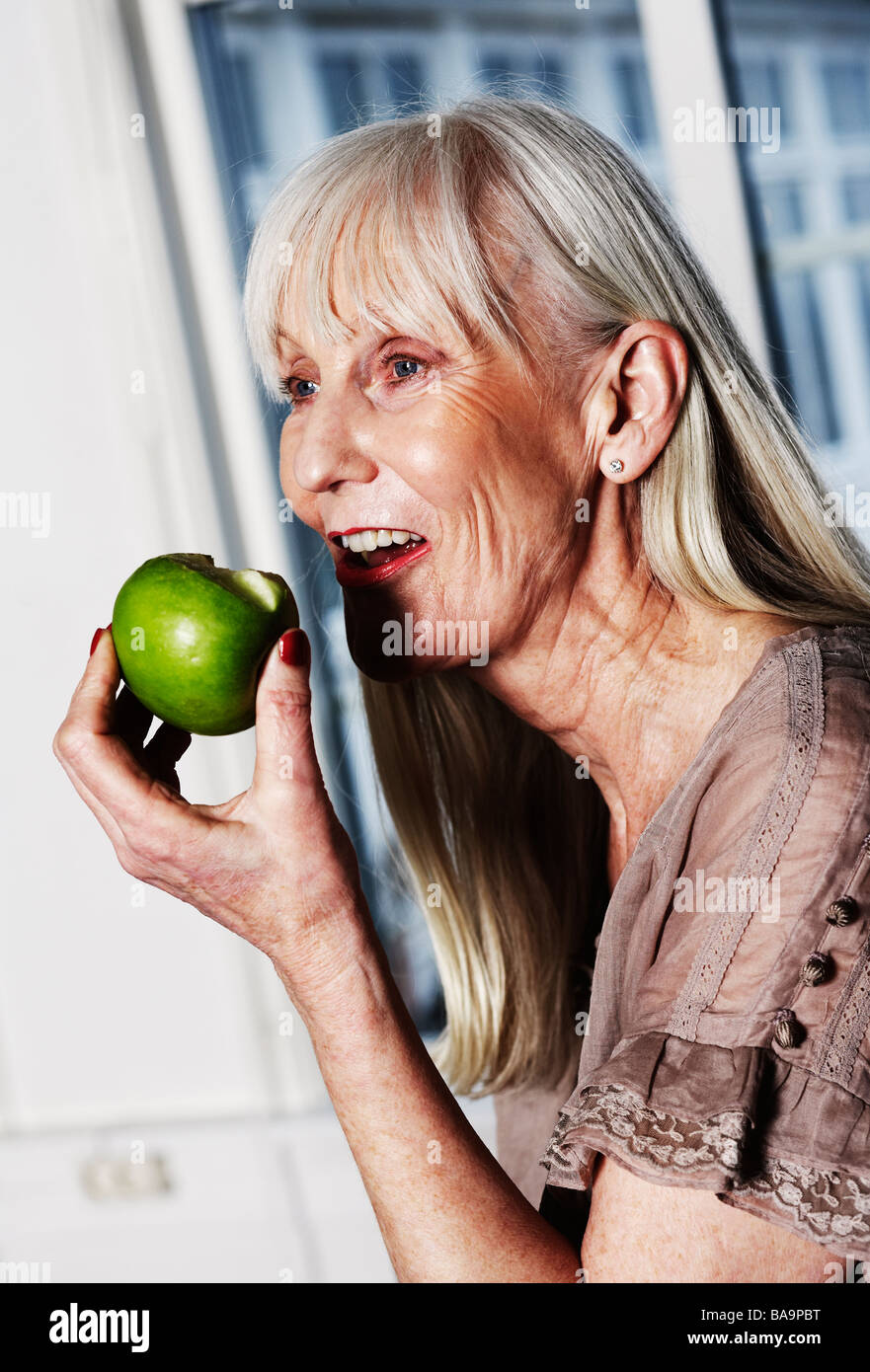 Portrait d'une femme âgée scandinave avec des cheveux longs, la Suède Photo  Stock - Alamy