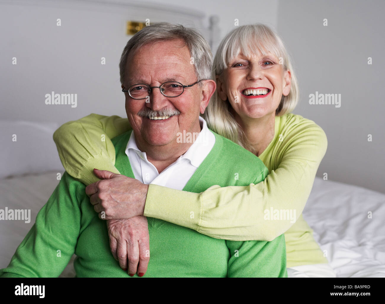 Portrait d'un couple de personnes âgées, la Suède scandinave souriant. Banque D'Images