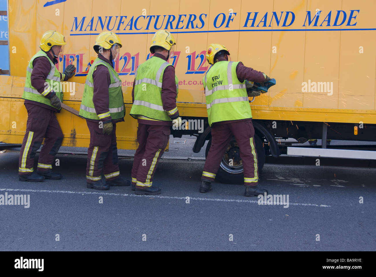 Les pompiers de couper le reculer un camion à Hackney, Londres Banque D'Images