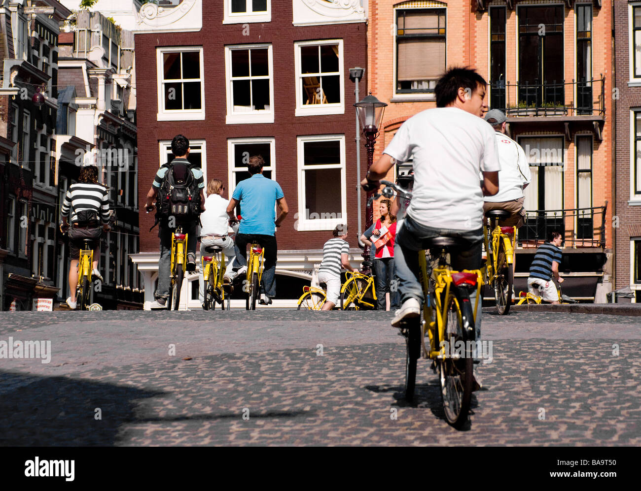 Tourisme location contrôle de la circulation sur la rue d'amsterdam avant de se joindre à son groupe Banque D'Images