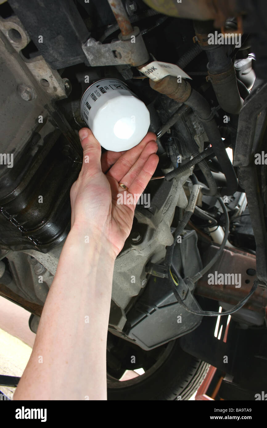 Raccord mécanique nouveau filtre à huile en un service de voiture Banque D'Images