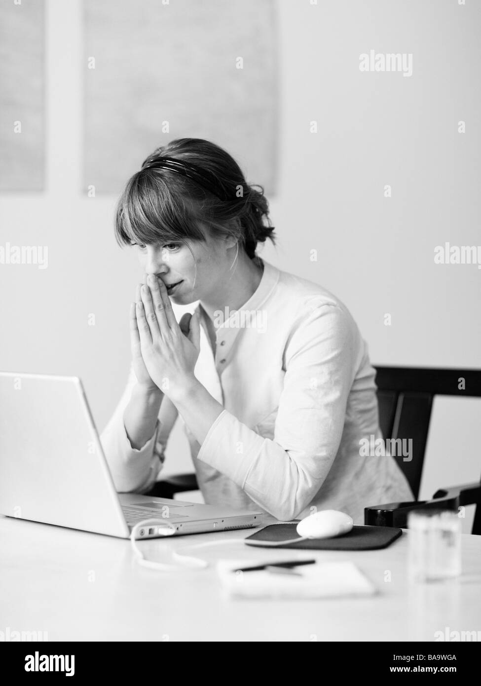 Une femme utilisant un ordinateur portable, la Suède. Banque D'Images