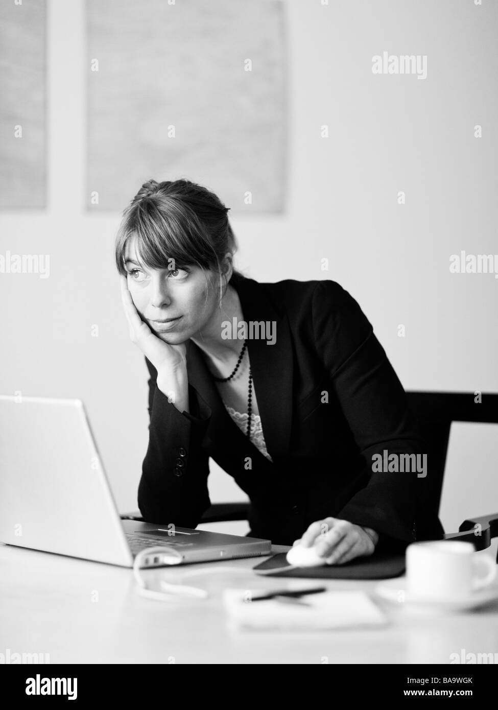 Une femme utilisant un ordinateur portable, la Suède. Banque D'Images