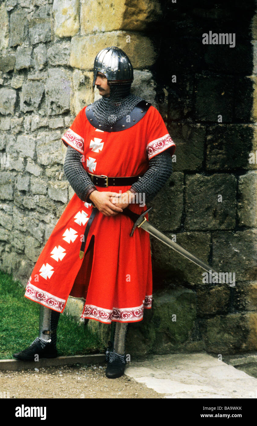 Chevalier en armure médiévale reconstitution historique anglais England UK costume Armure épée armes armes casque armure surcoat Banque D'Images