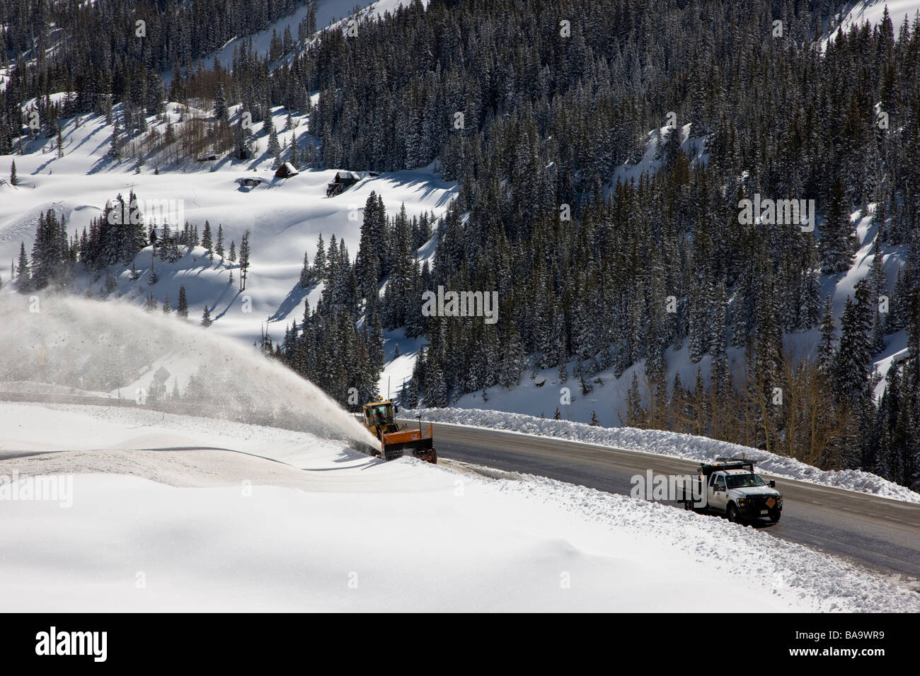 Colorado Department of Transportation clearing neige fraîche avec une souffleuse à neige géant sur la Million Dollar Highway Colorado USA Banque D'Images