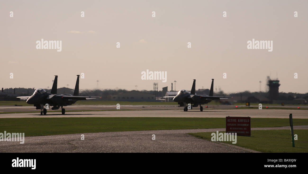 RAF Lakenheath deux F 15 E Strike Eagle s taxi pour décoller à RAF Lakenheath dans Suffolk Banque D'Images