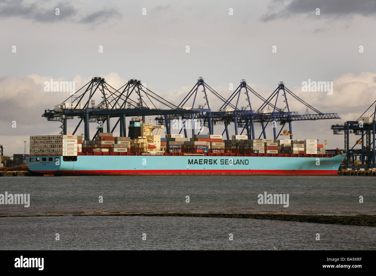 Grues et Docks Bateaux à Felixstowe et à l'Arsenal Banque D'Images