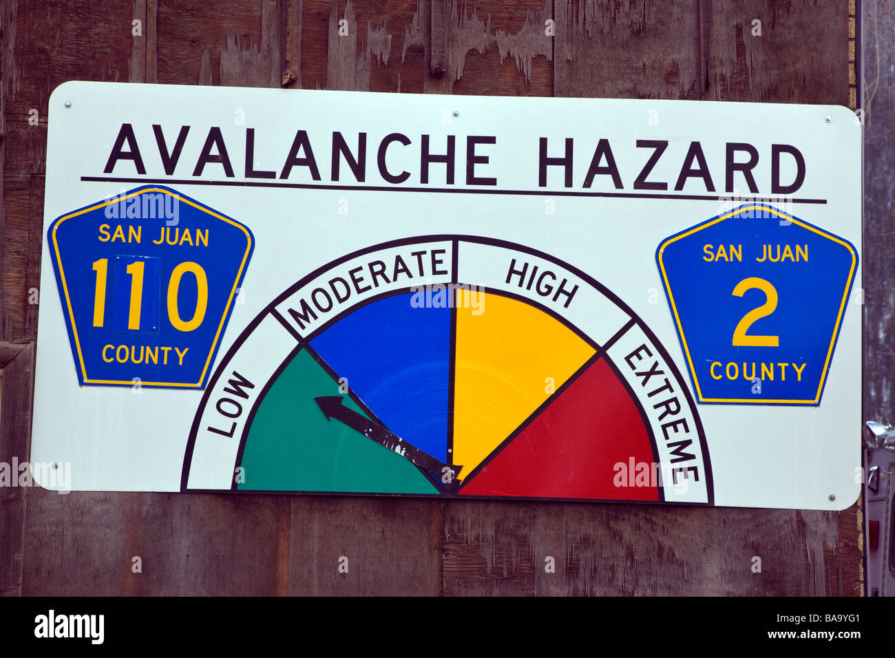 Panneau d'avertissement de danger d'Avalanche posté sur un bâtiment dans la ville historique de Silverton Colorado USA Banque D'Images