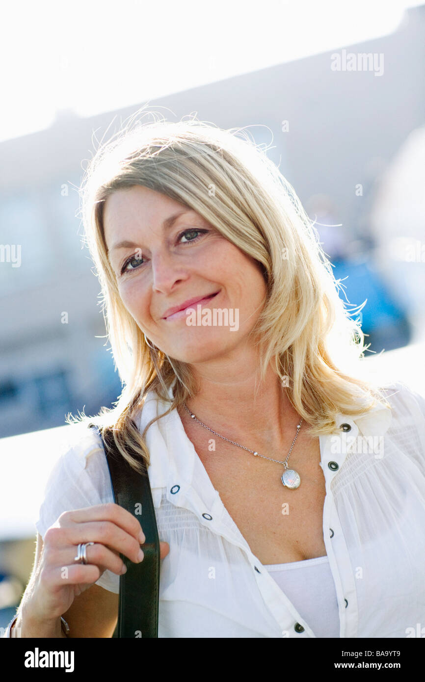 Une femme scandinave dans un aéroport. Banque D'Images
