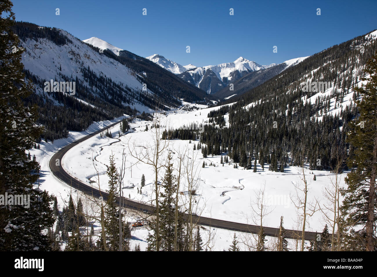 Vue d'hiver de la million Dollar Highway ouest du Colorado entre Silverton et Ouray MDH font partie de San Juan Skyway Scenic Byway Banque D'Images
