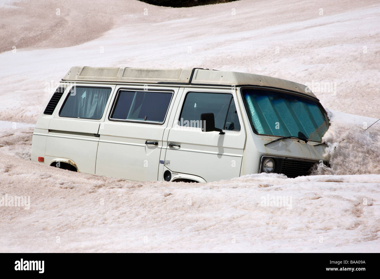Volkswagen Vanagon Camping-enterré dans la neige le long de la route 110 au nord de Silverton Colorado USA Banque D'Images