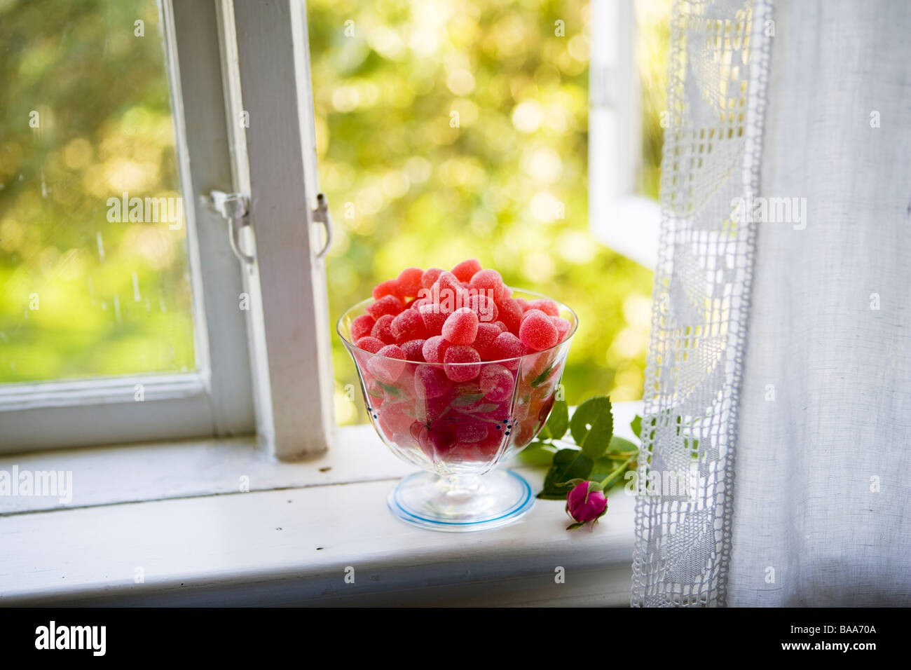 Dans un bol de bonbons dans une fenêtre, en Suède. Banque D'Images
