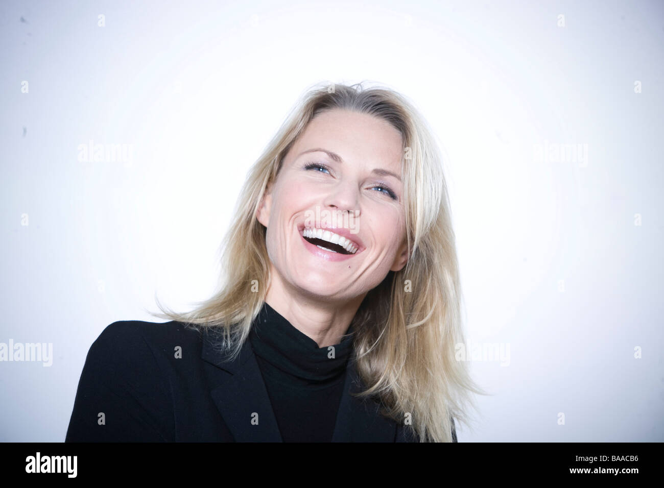 Belle femme expessive isolé sur backgroun Banque D'Images