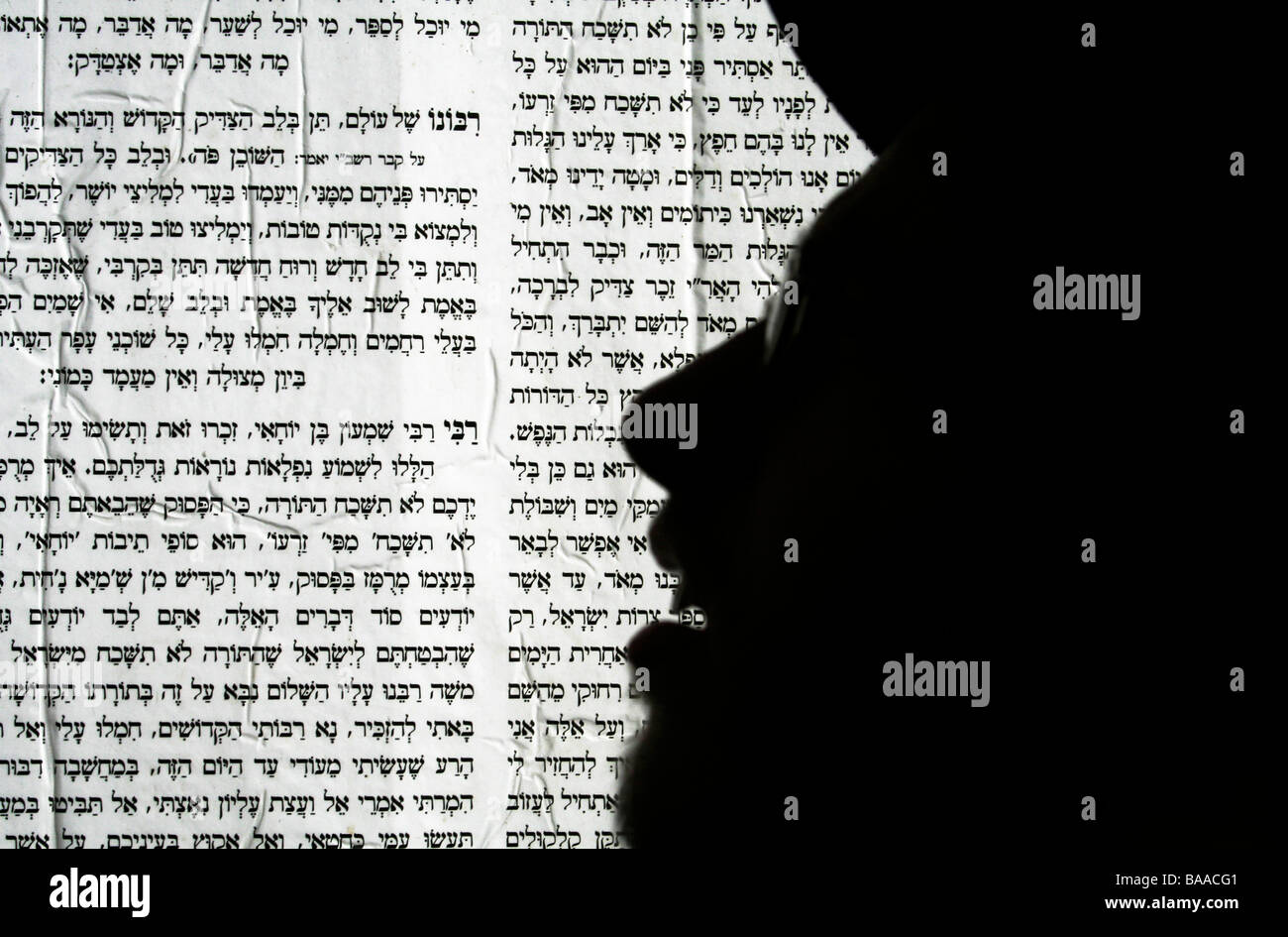 Meron Israël 6 mai 2007 Lag Ba omer pilgrim silhouette devant l'hébreu écrit lors de l'affiche de la fête de pèlerinage juif Banque D'Images