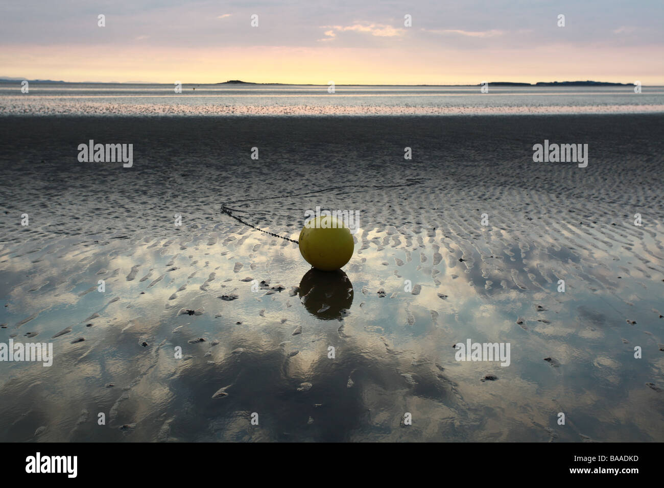 Marker Buoy sur West Kirby Beach, Wirral surplombant l'île de Hilbre. Banque D'Images