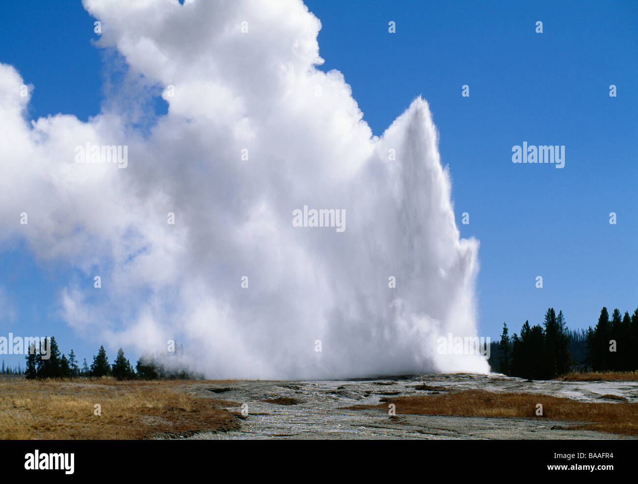 L'éruption du geyser sous ciel bleu Banque D'Images
