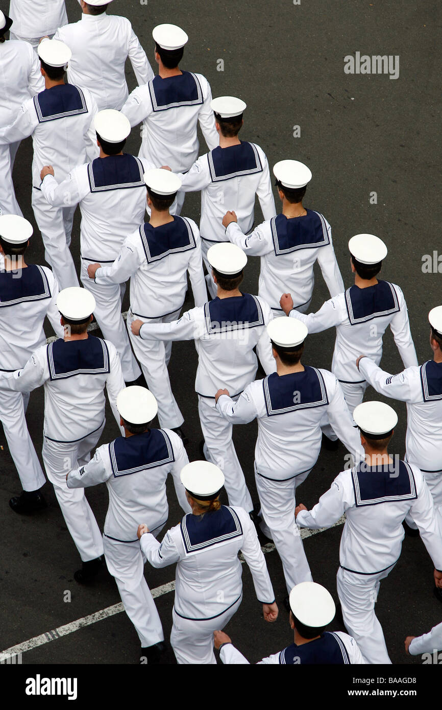 Vue de dessus en tant que membres de la Marine australienne dans les rues de Sydney, Australie Banque D'Images