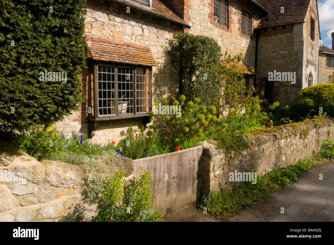 Maison en pierres dans Village Amberley Sussex de l'Ouest montrant le jardin de devant Banque D'Images