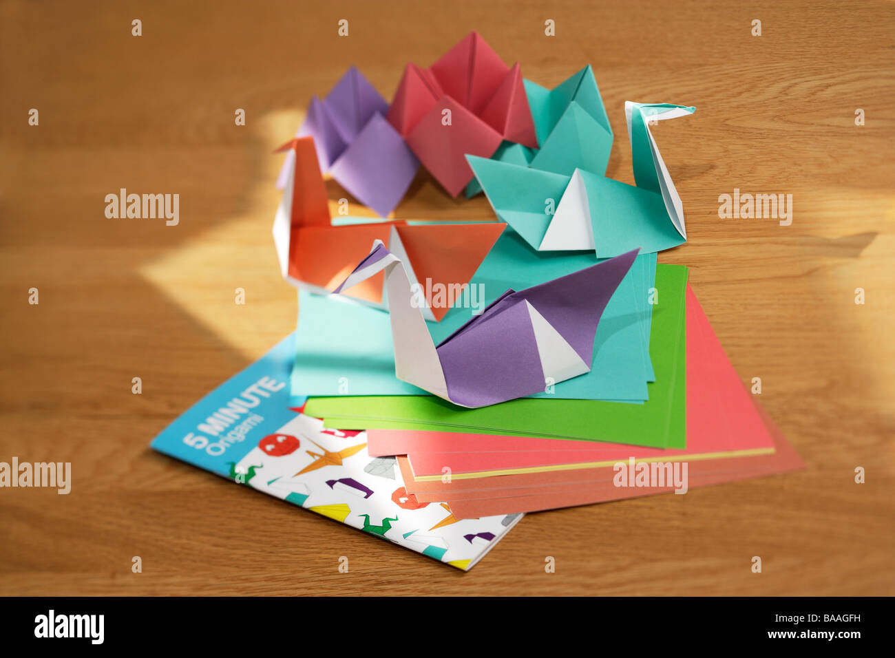 L'origami cygnes en rendant les choses à partir de papier Banque D'Images