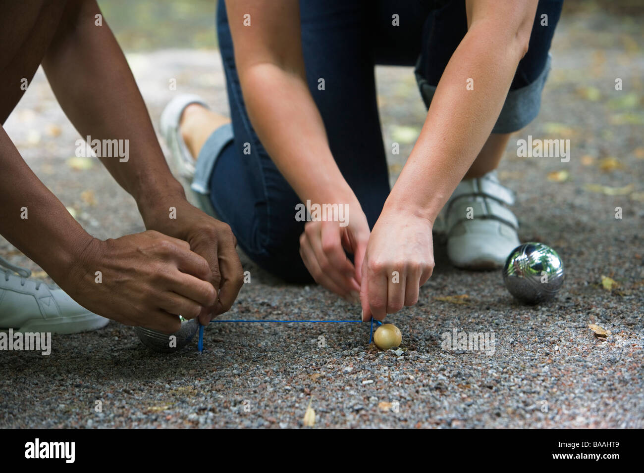 Mesurer l'espace mains en boules, Stockholm, Suède. Banque D'Images