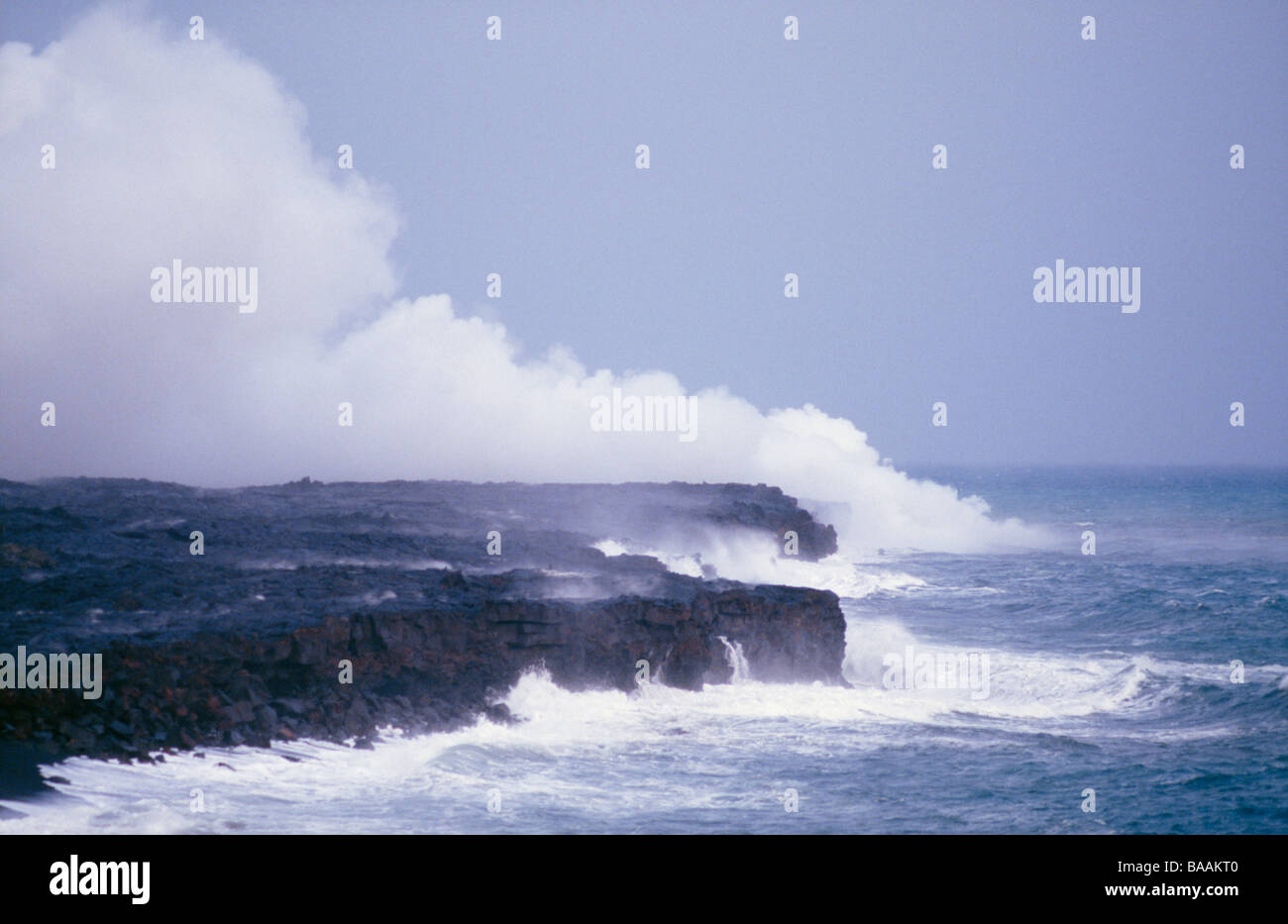 Les vagues de la mer des rochers en collision Banque D'Images