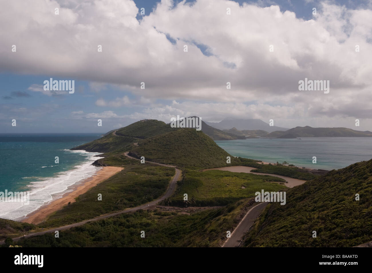 L'extrémité sud de St Kitts à partir de la route avec une plage de vent désertes à gauche et la baie de la Maison Blanche sur la droite Banque D'Images