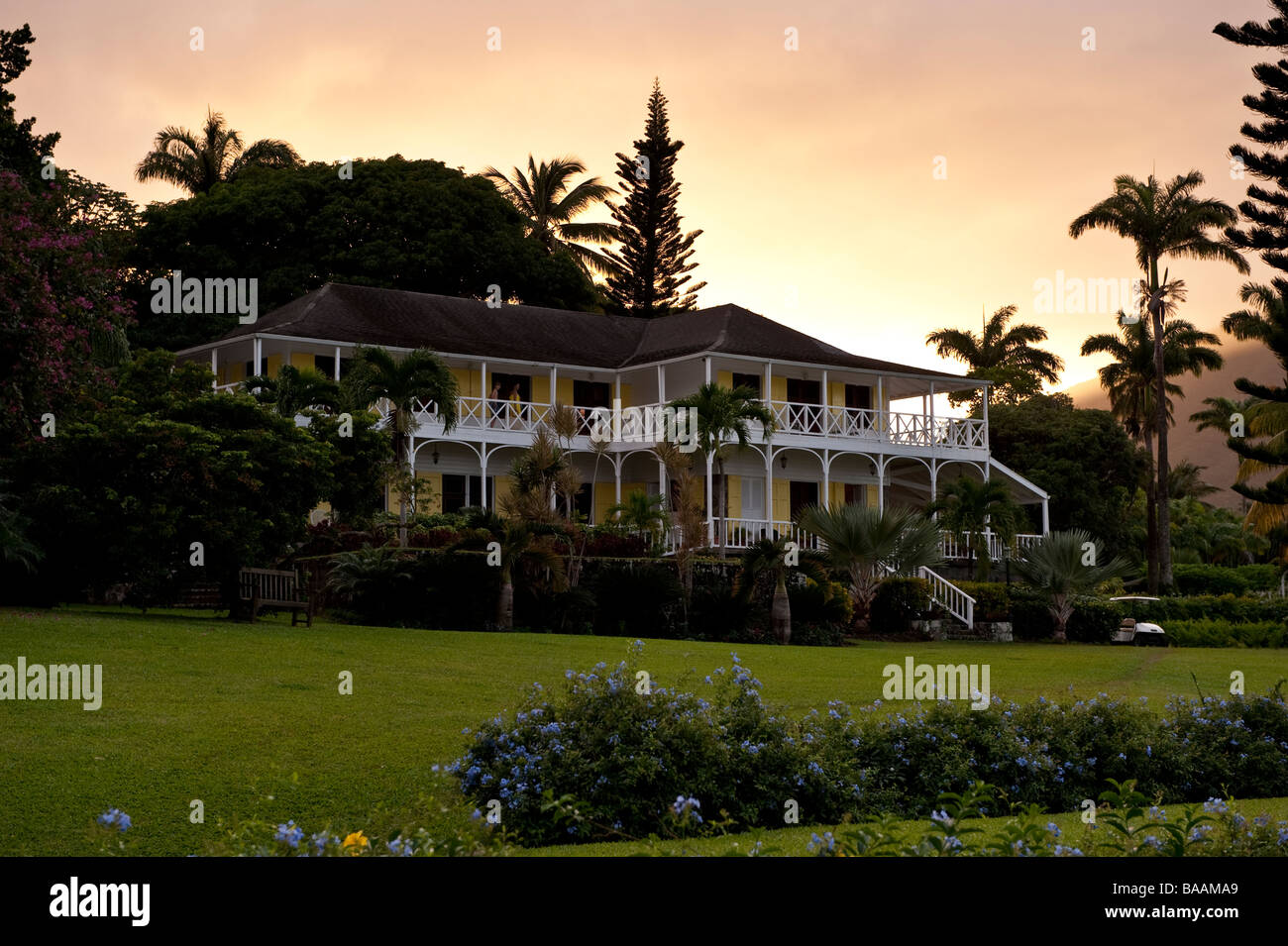 Ottley's Plantation Inn sur l'île des Caraïbes de St Kitts au coucher du soleil Banque D'Images