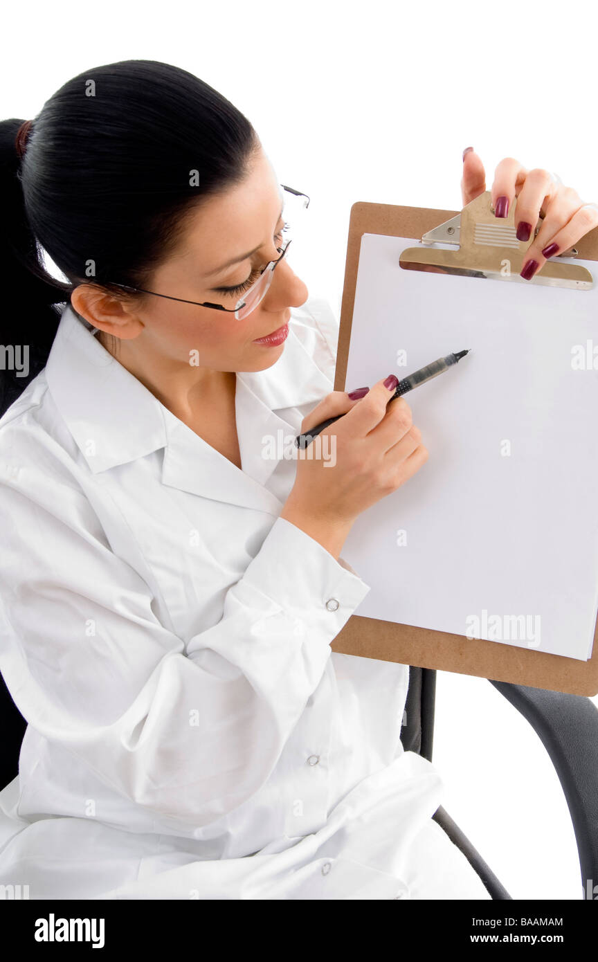 Vue de côté femme médecin indiquant pavé d'écriture sur white backg Banque D'Images