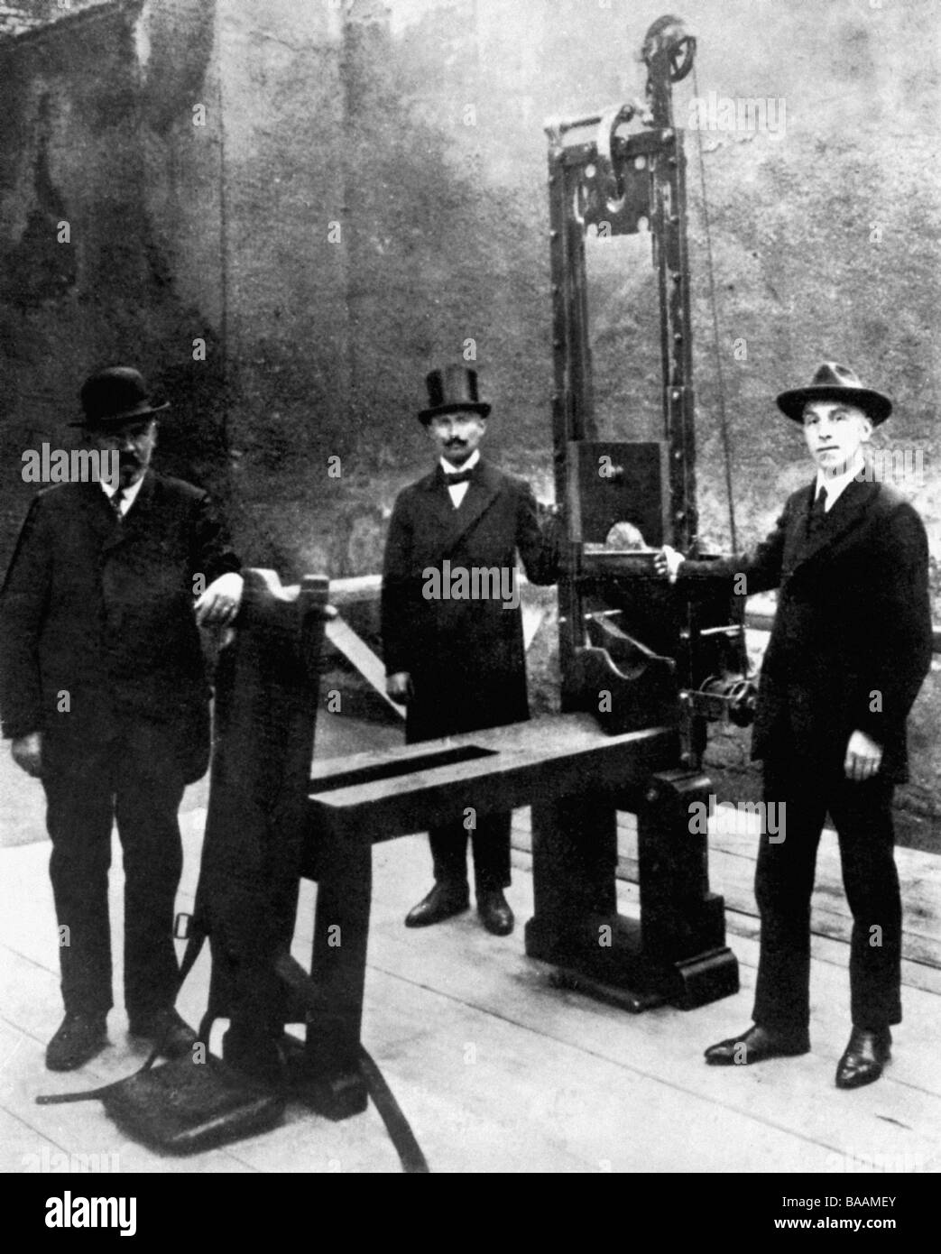 Kneissl, Matthias, 12.5.1875 - 21.2.1902, criminel bavarois, guillotine avec laquelle il a été exécuté à Augsbourg, à côté de son juge Franz Xaver Reichhart (centre), Banque D'Images