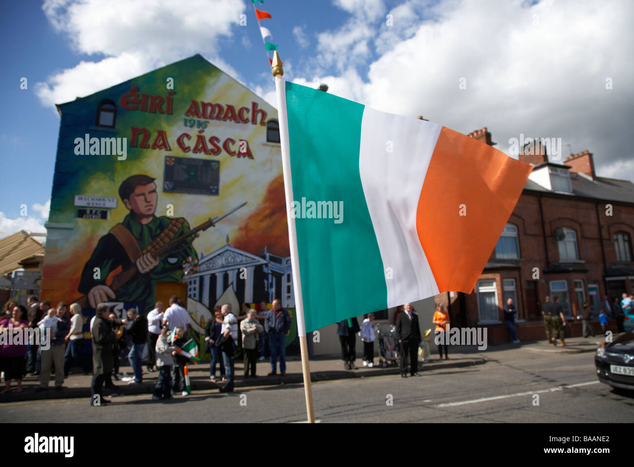 Drapeau tricolore irlandais jouet le dimanche de Pâques à l'Insurrection de Pâques Commémoration Falls Road Belfast Irlande du Nord UK Banque D'Images