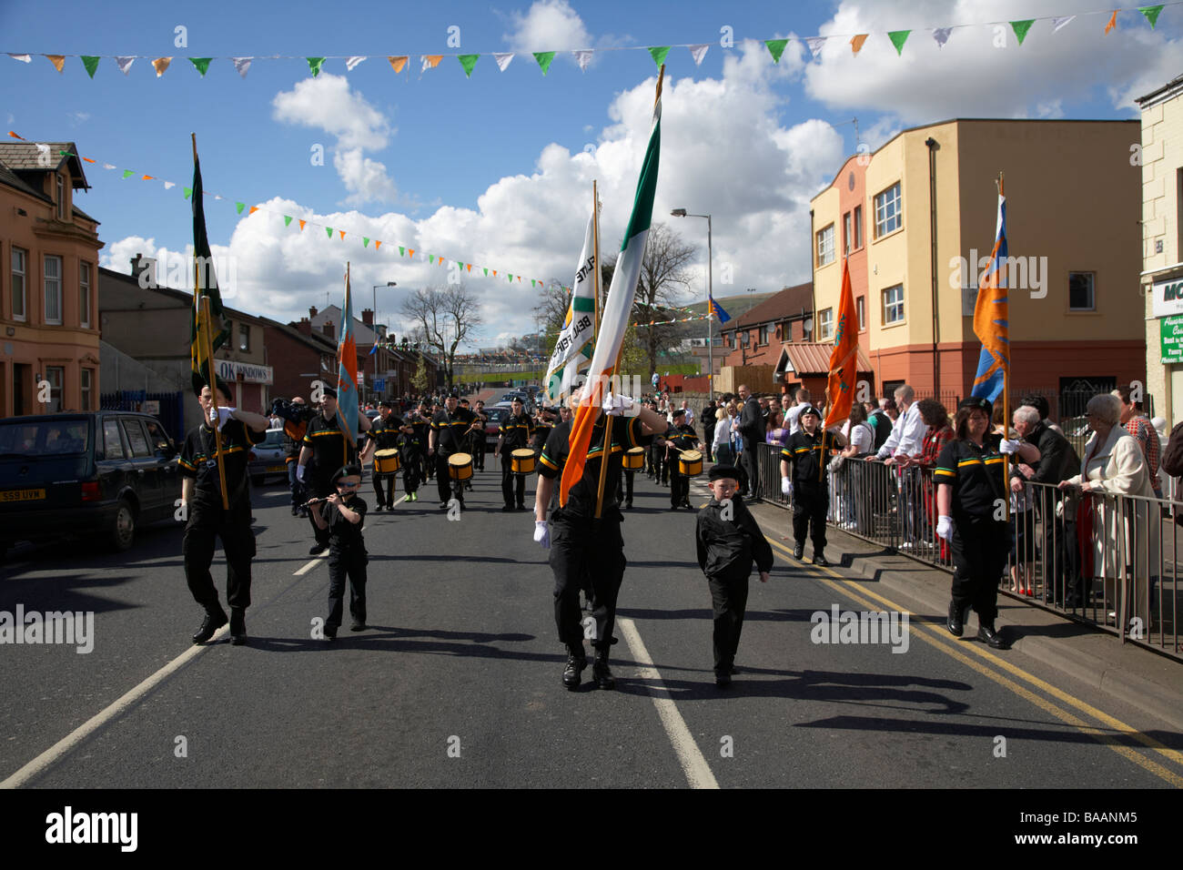 Les membres de l'Eire nua flûte républicaine mars bande en bas de la falls road le dimanche de Pâques au cours de l'Insurrection de Pâques Commémoration Banque D'Images