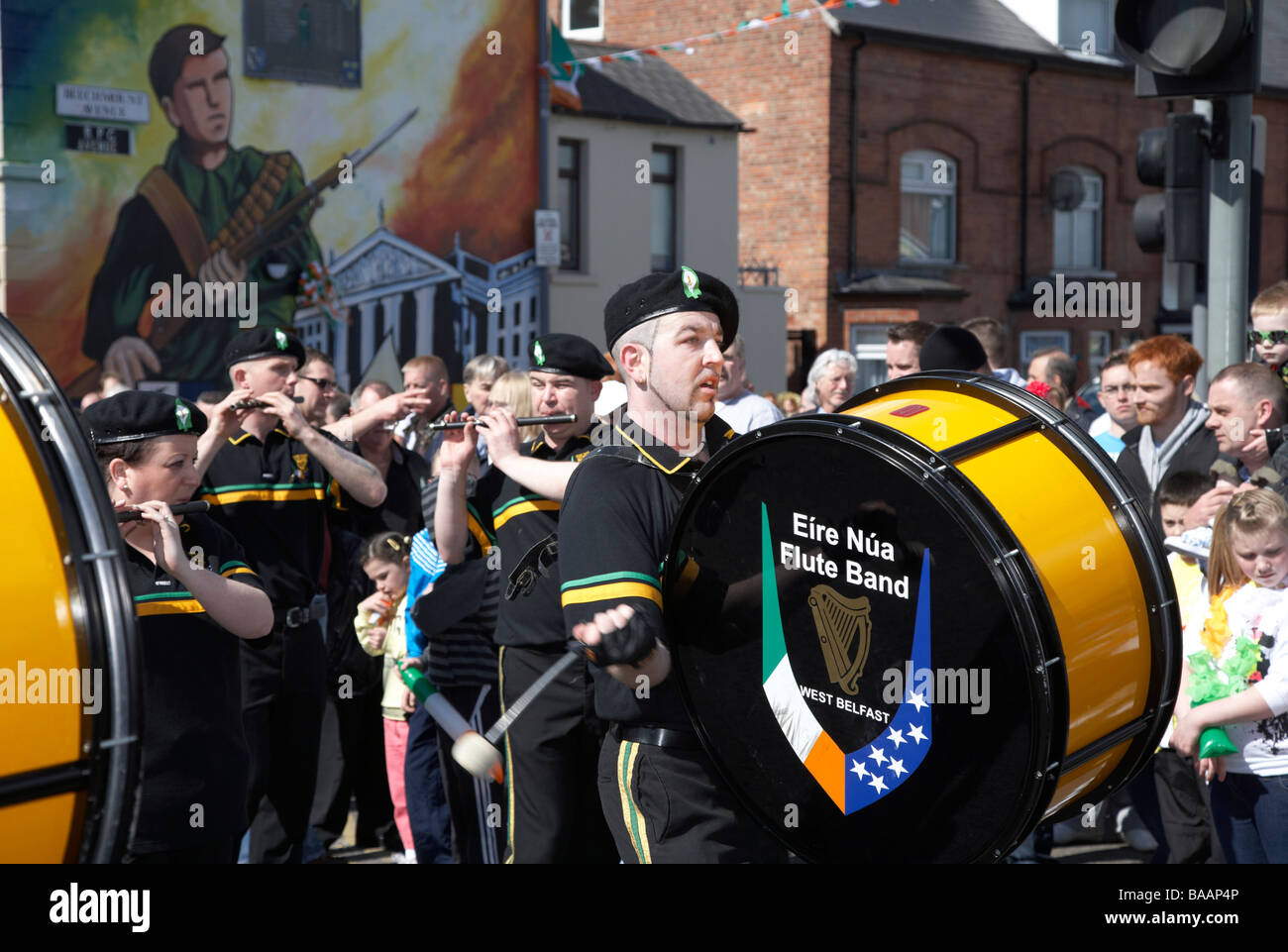 Le batteur de l'Eire nua flûte républicaine mars bande en bas de la falls road le dimanche de Pâques au cours de l'Insurrection de Pâques Commémoration Banque D'Images