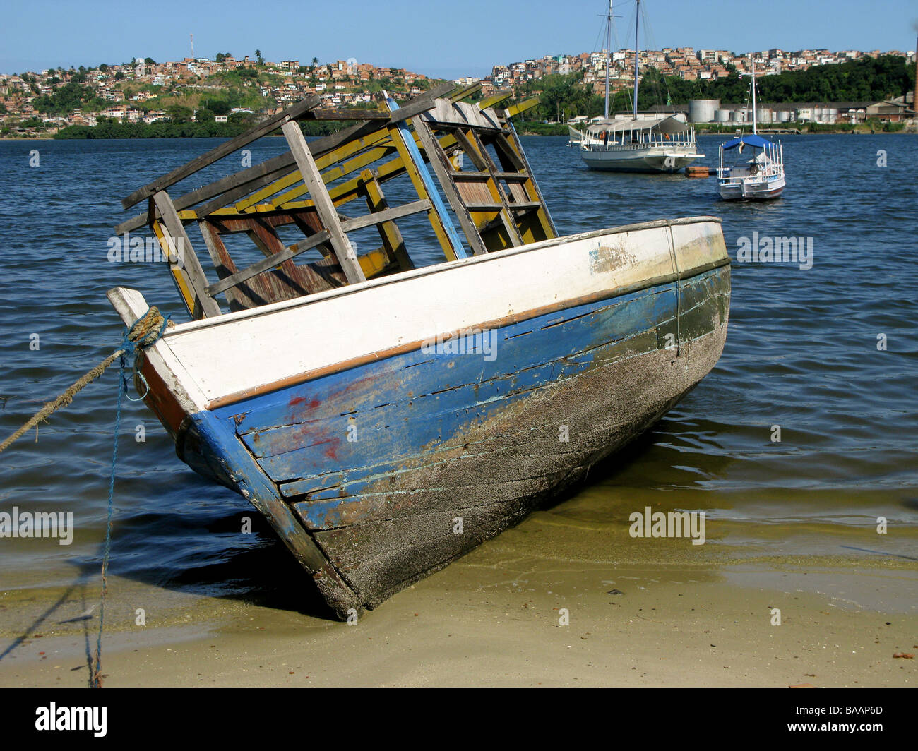 Bateaux à Porto da Barra beach, Salvador, Brésil Banque D'Images