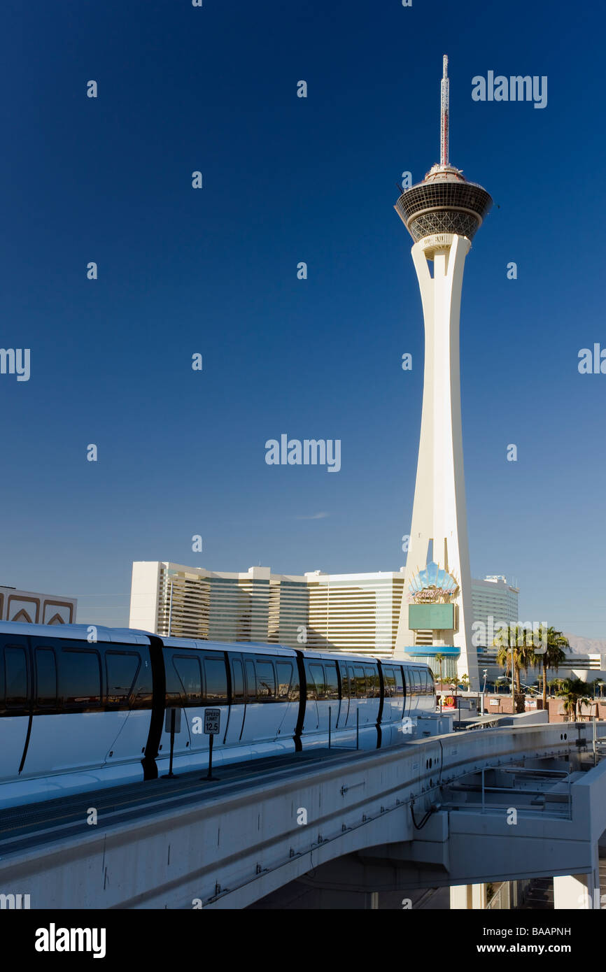 Hôtel Stratosphere Las Vegas Monorail et au Sahara Occidental Gare Copie Espace Skyline Banque D'Images