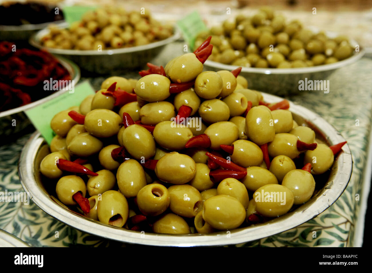 Un bol d'olives vertes farcies au piment rouge sur le Fiery Food Festival à Brighton, UK Banque D'Images