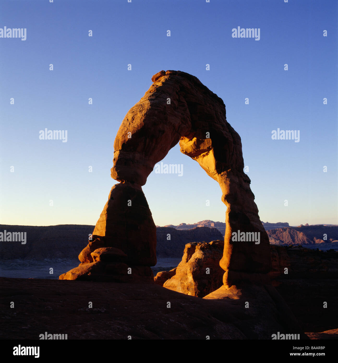 Rock formation contre ciel clair Banque D'Images