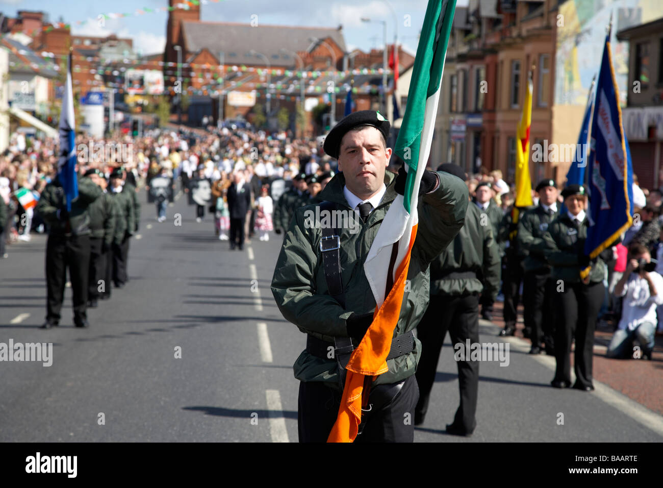 Couleur drapeau mars parti le long de la falls road le dimanche de Pâques à Pâques Rising Commémoration Falls Road Belfast Banque D'Images