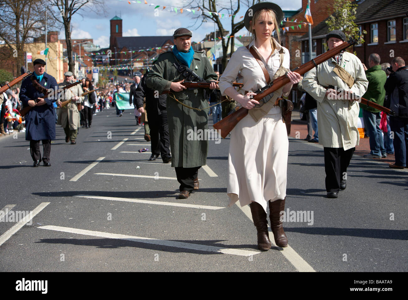 Réacteurs vêtus en costume d'époque représentant une colonne volante de l'IRA Marche le dimanche de Pâques à la montée de Pâques tombe route ouest belfast Banque D'Images