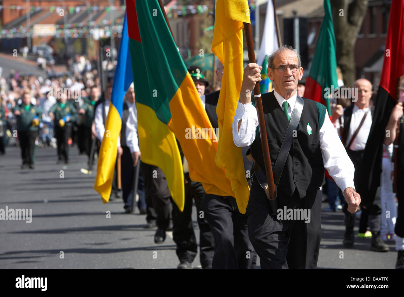 Porte-drapeau étendard portant piques représentant les United Irishmen le dimanche de Pâques au cours de l'Insurrection de Pâques rally Banque D'Images
