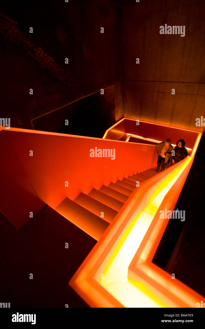 Escalier illuminé au site du patrimoine mondial de l'ensemble industriel Zeche Zollverein à Essen Banque D'Images